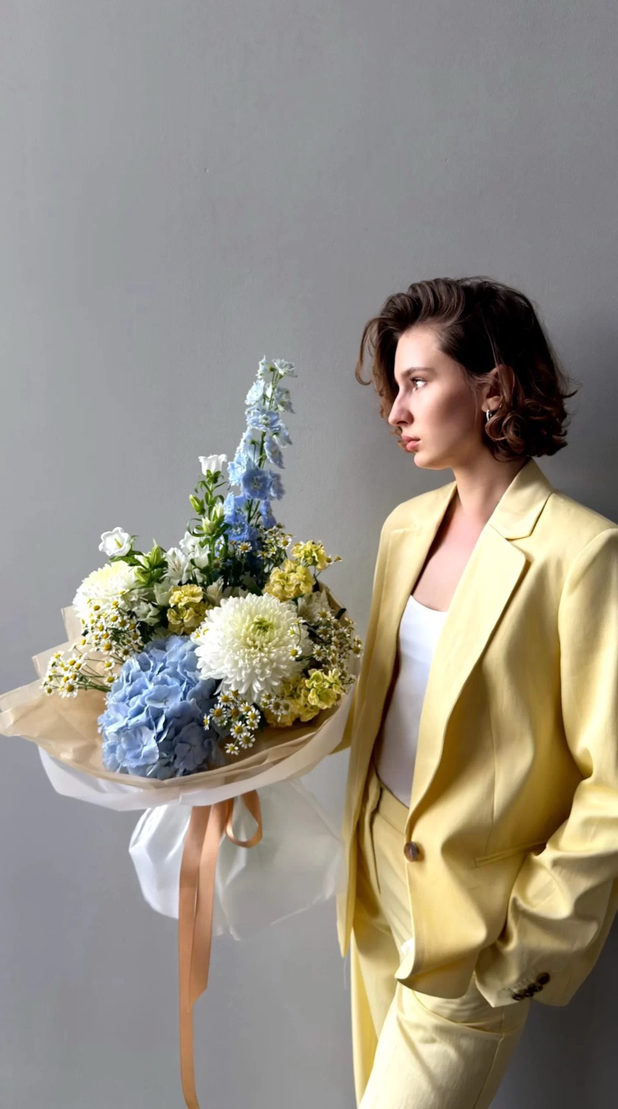 Воздушный букет TruePriceFlowers в голубых и светло-жёлтых оттенках